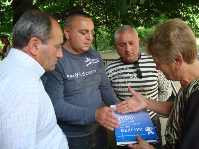 Лидер подарява книга на кмета на Рударци